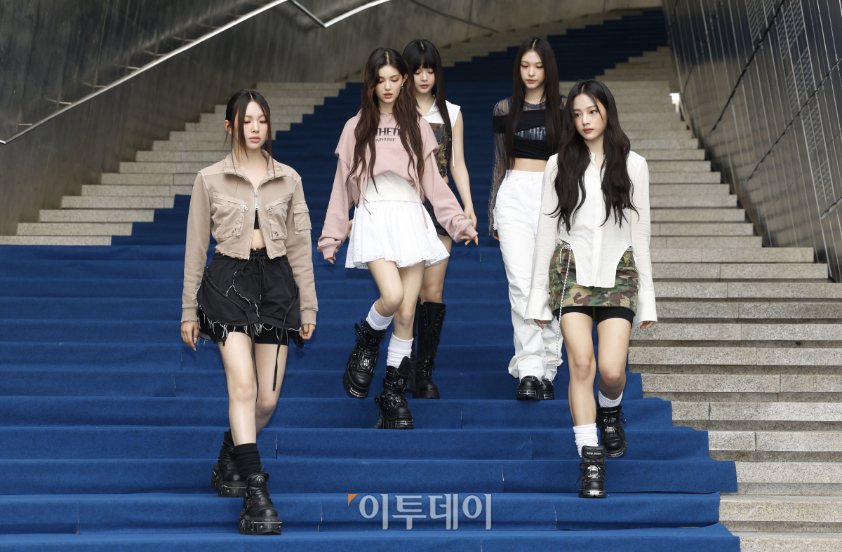 ▲걸그룹 뉴진스가 5일 서울 중구 동대문디자인플라자에서 열린 '2024 S/S 서울패션위크 오프닝쇼 얼킨 포토월'에 참석하고 있다. 조현호 기자 hyunho@