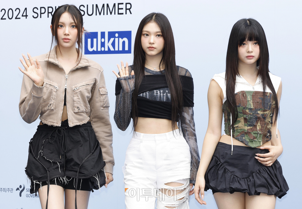 ▲걸그룹 뉴진스 혜인, 해린, 하니가 5일 서울 중구 동대문디자인플라자에서 열린 '2024 S/S 서울패션위크 오프닝쇼 얼킨 포토월'에서 포즈를 취하고 있다. 조현호 기자 hyunho@