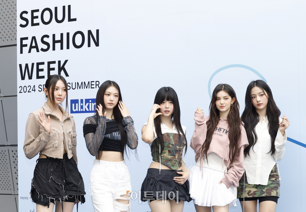 ▲걸그룹 뉴진스가 5일 서울 중구 동대문디자인플라자에서 열린 '2024 S/S 서울패션위크 오프닝쇼 얼킨 포토월'에서 포즈를 취하고 있다. 조현호 기자 hyunho@