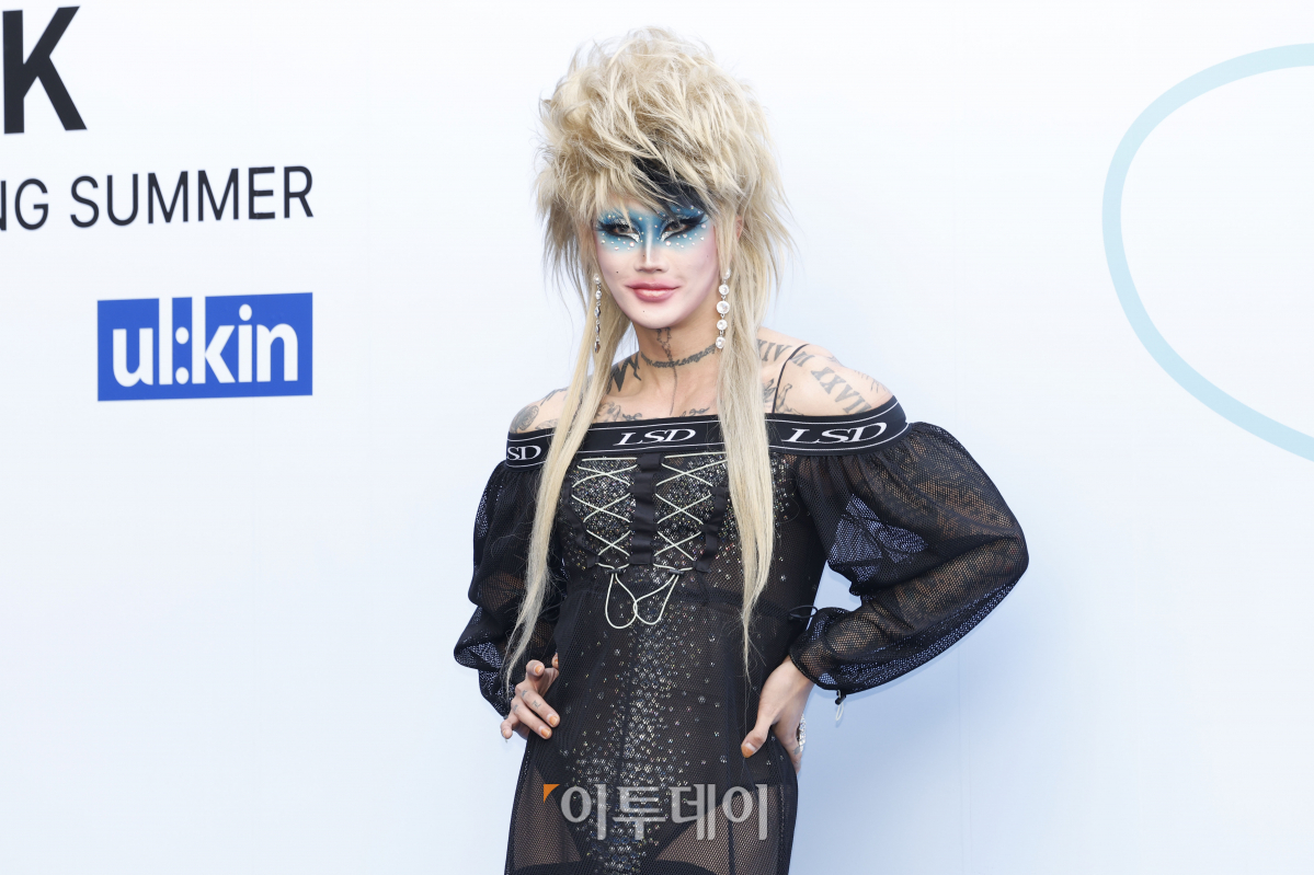 ▲공연 아티스트 나나영롱킴이 5일 서울 중구 동대문디자인플라자에서 열린 '2024 S/S 서울패션위크 오프닝쇼 얼킨 포토월'에서 포즈를 취하고 있다. 조현호 기자 hyunho@