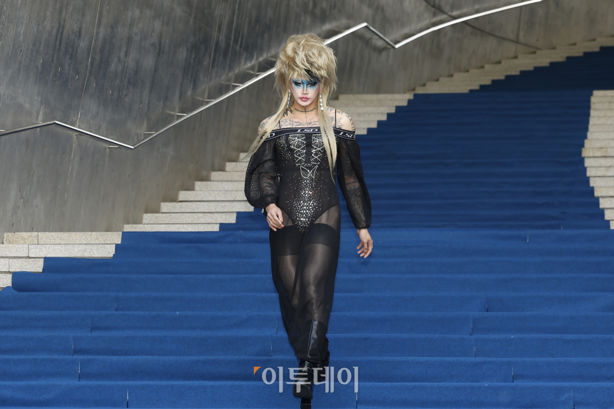 ▲공연 아티스트 나나영롱킴이 5일 서울 중구 동대문디자인플라자에서 열린 '2024 S/S 서울패션위크 오프닝쇼 얼킨 포토월'에 참석하고 있다. 조현호 기자 hyunho@