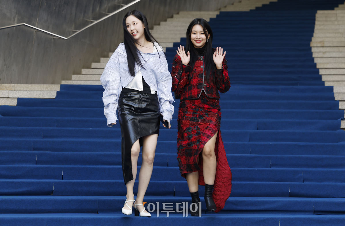 ▲모모랜드 나윤, 혜빈이 5일 서울 중구 동대문디자인플라자에서 열린 '2024 S/S 서울패션위크 오프닝쇼 얼킨 포토월'에 참석하고 있다. 조현호 기자 hyunho@