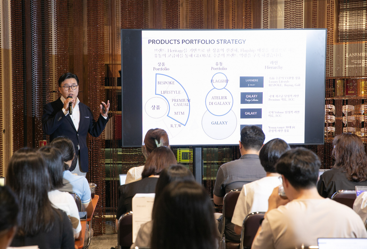 ▲이무영 삼성물산 남성복사업부장이 5일 갤럭시 론칭 40주년 기념으로 한남동 란스미어 플래그십 스토어에서 열린 기자간담회에서 발언하고 있다. (사진제공=삼성물산 패션부문)