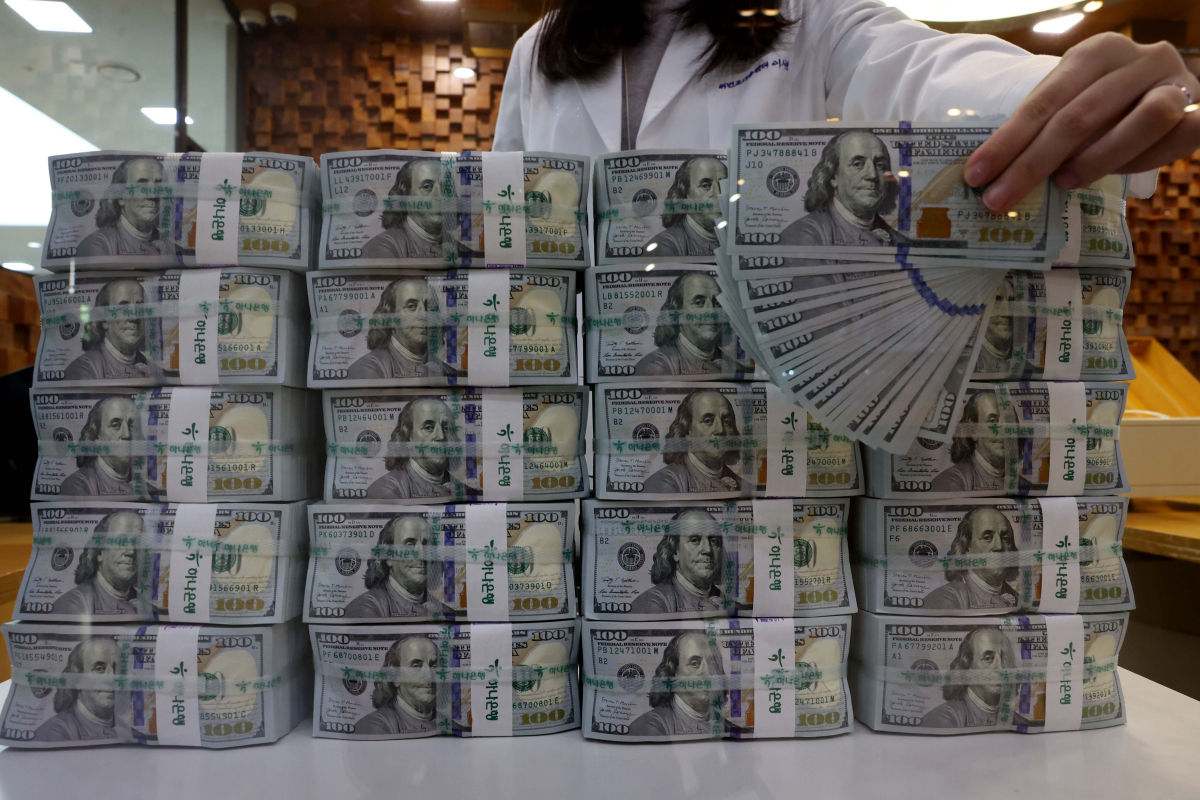 ▲지난달 달러화 강세 등의 영향으로 외환보유액이 감소세로 돌아섰다. 한국은행이 5일 발표한 '2023년 8월말 외환보유액' 자료에 따르면 8월 말 기준 우리나라 외환보유액은 4183억 달러로 7월 말보다 35억 달러 줄었다. 외환보유액은 6월과 7월에 각각 4억 7000만 달러, 3억 5000만 달러 증가했다가 지난달 다시 감소로 전환했다. 한은은 미국 달러화가 강세를 보이면서 달러로 환산한 기타 통화(유로화 등) 가치가 줄어든 데다, 외환 시장 변동성 완화를 위해 국민연금과 외환 스와프를 활용한 영향 등이 있었다고 감소 원인을 분석했다. 이날 서울 중구 하나은행 위변조대응센터에서 관계자가 달러화를 정리하고 있다. 신태현 기자 holjjak@