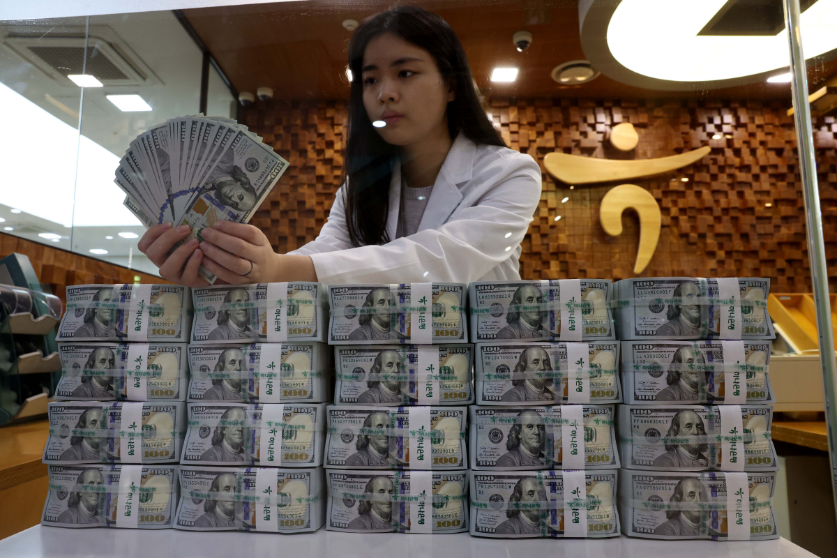 ▲지난달 달러화 강세 등의 영향으로 외환보유액이 감소세로 돌아섰다. 한국은행이 5일 발표한 '2023년 8월말 외환보유액' 자료에 따르면 8월 말 기준 우리나라 외환보유액은 4183억 달러로 7월 말보다 35억 달러 줄었다. 외환보유액은 6월과 7월에 각각 4억 7000만 달러, 3억 5000만 달러 증가했다가 지난달 다시 감소로 전환했다. 한은은 미국 달러화가 강세를 보이면서 달러로 환산한 기타 통화(유로화 등) 가치가 줄어든 데다, 외환 시장 변동성 완화를 위해 국민연금과 외환 스와프를 활용한 영향 등이 있었다고 감소 원인을 분석했다. 이날 서울 중구 하나은행 위변조대응센터에서 관계자가 달러화를 정리하고 있다. 신태현 기자 holjjak@