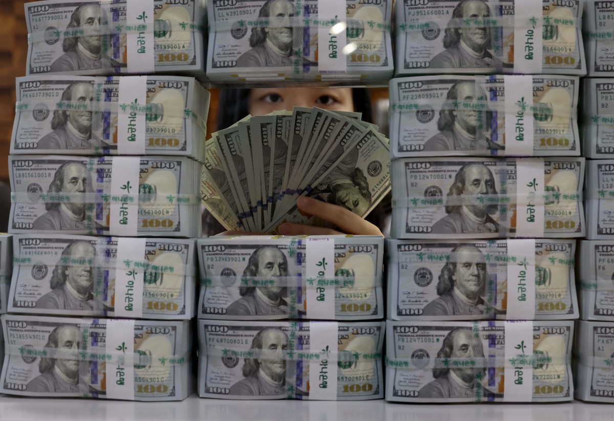 ▲지난달 달러화 강세 등의 영향으로 외환보유액이 감소세로 돌아섰다. 한국은행이 5일 발표한 '2023년 8월말 외환보유액' 자료에 따르면 8월 말 기준 우리나라 외환보유액은 4183억 달러로 7월 말보다 35억 달러 줄었다. 외환보유액은 6월과 7월에 각각 4억 7000만 달러, 3억 5000만 달러 증가했다가 지난달 다시 감소로 전환했다. 한은은 미국 달러화가 강세를 보이면서 달러로 환산한 기타 통화(유로화 등) 가치가 줄어든 데다, 외환 시장 변동성 완화를 위해 국민연금과 외환 스와프를 활용한 영향 등이 있었다고 감소 원인을 분석했다. 이날 서울 중구 하나은행 위변조대응센터에서 관계자가 달러화를 정리하고 있다. 신태현 기자 holjjak@