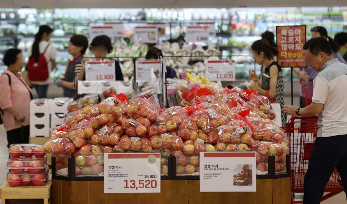 ▲5일 오후 서울시내 한 대형마트에서 방문객들이 장을 보고 있다. (뉴시스)