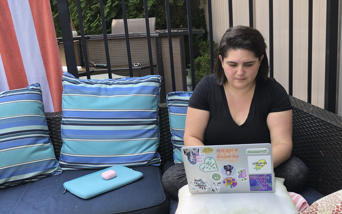 ▲미국 뉴욕주 헌팅턴에서 한 여성이 재택근무를 하고 있다. 헌팅턴(미국)/AP뉴시스
