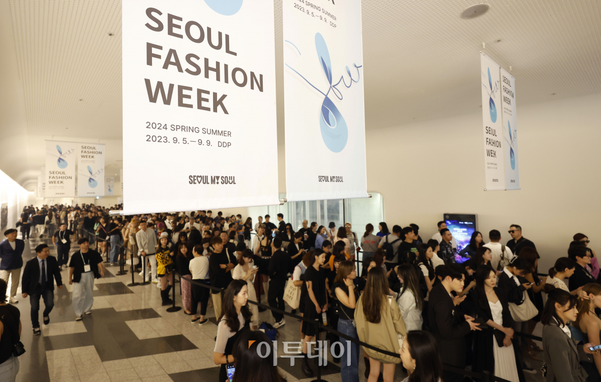 ▲2024 S/S 서울패션위크가 열린 5일 서울 중구 동대문디자인플라자에서 시민들이 패션쇼에 참석하기 위해 대기하고 있다. 조현호 기자 hyunho@