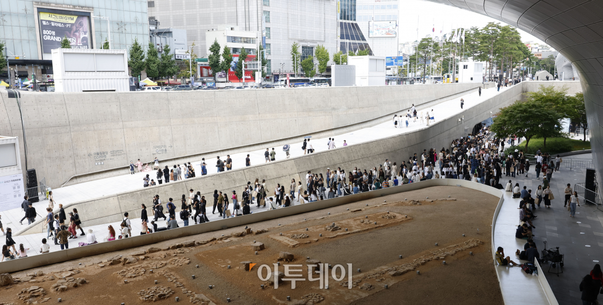 ▲2024 S/S 서울패션위크가 열린 5일 서울 중구 동대문디자인플라자가 패션쇼를 찾은 시민들로 북적이고 있다. 조현호 기자 hyunho@