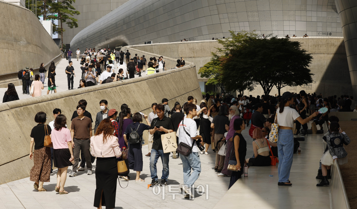 ▲2024 S/S 서울패션위크가 열린 5일 서울 중구 동대문디자인플라자가 패션쇼를 찾은 시민들로 북적이고 있다. 조현호 기자 hyunho@