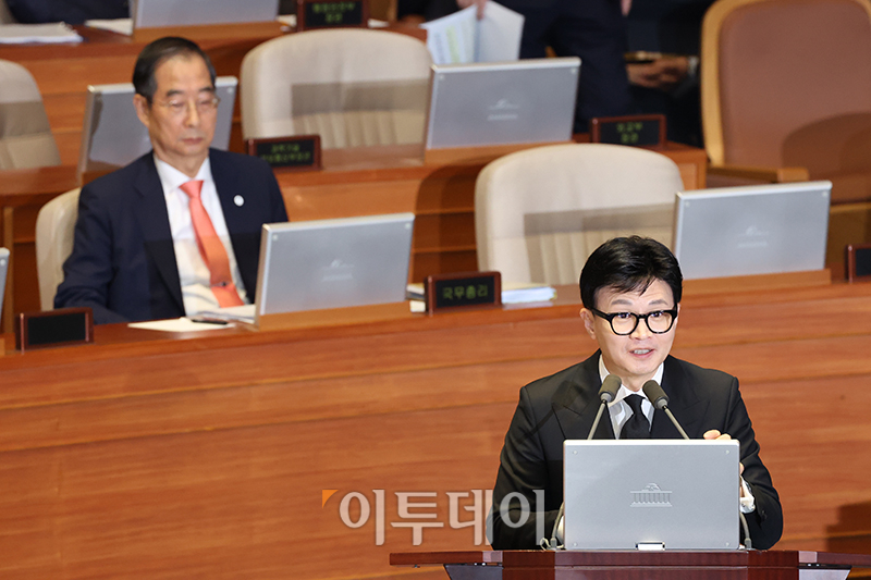 ▲한동훈 법무부 장관이 5일 서울 여의도 국회에서 열린 본회의 정치 분야 대정부 질문에서 의원 질의에 답하고 있다. 왼쪽은 한덕수 국무총리. 고이란 기자 photoeran@
