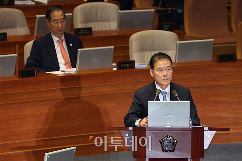 ▲김영호 통일부 장관이 5일 서울 여의도 국회에서 열린 본회의 정치 분야 대정부 질문에서 의원 질의에 답하고 있다. 왼쪽은 한덕수 국무총리. 고이란 기자 photoeran@