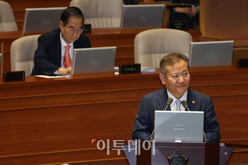 ▲이상민 행정안전부 장관이 5일 서울 여의도 국회에서 열린 본회의 정치 분야 대정부 질문에서 의원 질의에 답하고 있다. 왼쪽은 한덕수 국무총리. 고이란 기자 photoeran@