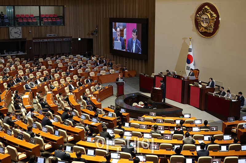 ▲한덕수 국무총리가 5일 서울 여의도 국회에서 열린 본회의 정치 분야 대정부 질문에서 설훈 더불어민주당 의원의 질의에 답하고 있다. 고이란 기자 photoeran@