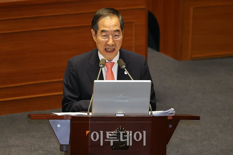 ▲한덕수 국무총리가 5일 서울 여의도 국회에서 열린 본회의 정치 분야 대정부 질문에서 설훈 더불어민주당 의원의 질의에 답하고 있다. 고이란 기자 photoeran@