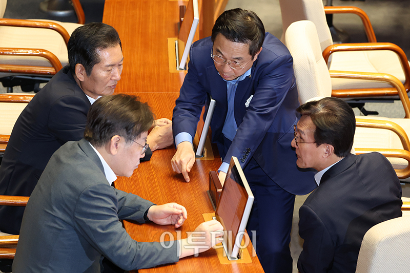 ▲ 이재명 더불어민주당 대표가 5일 서울 여의도 국회에서 열린 본회의 정치 분야 대정부 질문에서 정청래 최고위원을 비롯한 의원들과 대화하고 있다. (고이란 기자 photoeran@)