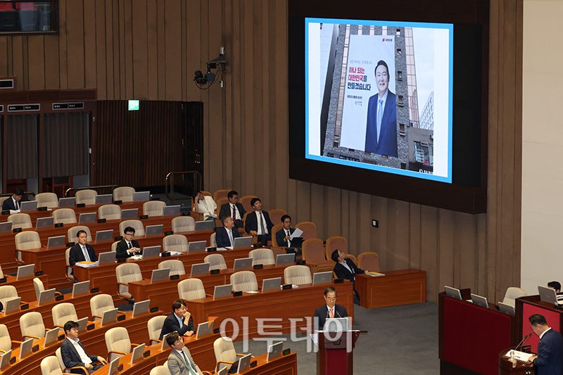▲한덕수 국무총리가 5일 서울 여의도 국회에서 열린 본회의 정치 분야 대정부 질문에서 김두관 더불어민주당 의원으로 부터 '하나되는 대한민국을 만들겠습니다' 윤석열 대통령 당선 감사 현수막 관련 질의를 듣고 있다. 고이란 기자 photoeran@