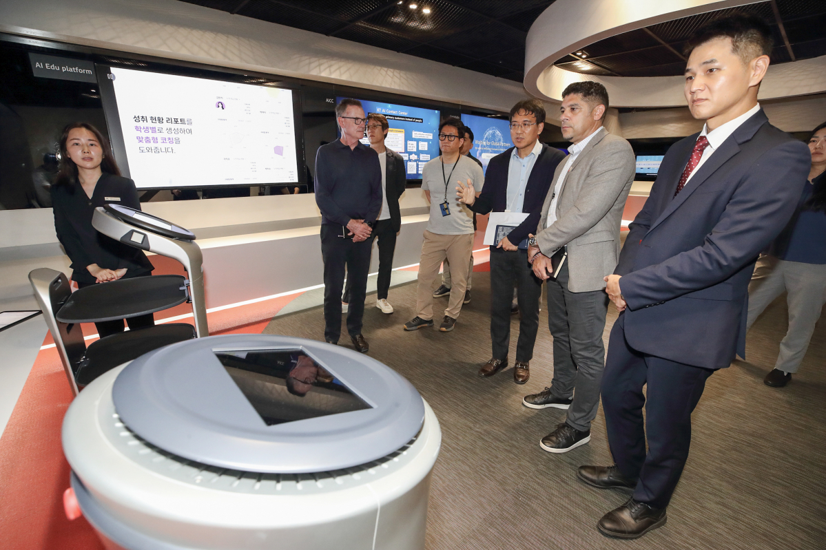 ▲벡터 연구소 토니 가프니 CEO(왼쪽 2번째)를 비롯한 양사 관계자들이 KT 융합기술원 내 ‘퓨처온’에서 전시 아이템을 관람하는 모습 (사진제공=KT)
