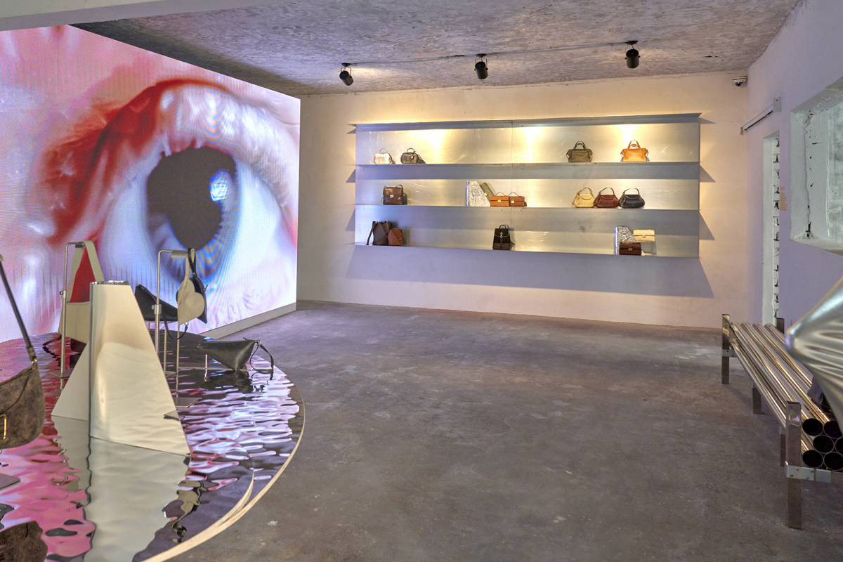 ▲코오롱FnC 모던 럭셔리 핸드백 브랜드 쿠론이 서울 성동구 소재 키르스튜디오에서 2023 가을·겨울 시즌 제품을 전시한다 (사진제공=코오롱FnC)