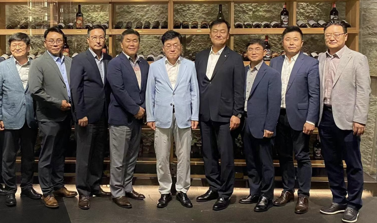 ▲한국무역협회 정만기(사진 중앙) 부회장은 5일 중국 북경에서 ‘북경 주재 한국 기업인 간담회’를 개최했다.  (사진제공=무역협회)