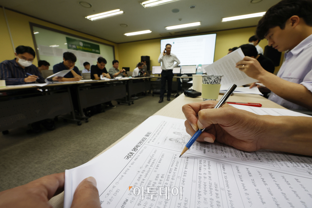 ▲6일 오전 서울 양천구 종로학원 2024학년도 9월 평가원 수능모의고사 분석 상황실에서 직원들이 문제를 분석하고 있다. 조현호 기자 hyunho@