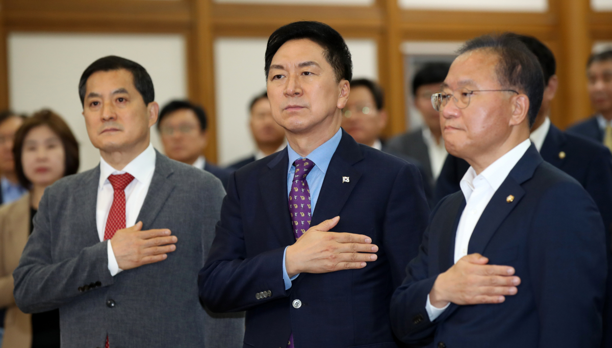 ▲[서울=뉴시스] 고범준 기자 = 김기현 국민의힘 대표가 1일 오전 서울 여의도 국회 의원회관에서 열린 정책의원총회에서 국민의례를 하고 있다. 왼쪽부터 박대출 정책위의장, 김 대표, 윤재옥 원내대표. 2023.09.01. bjko@newsis.com