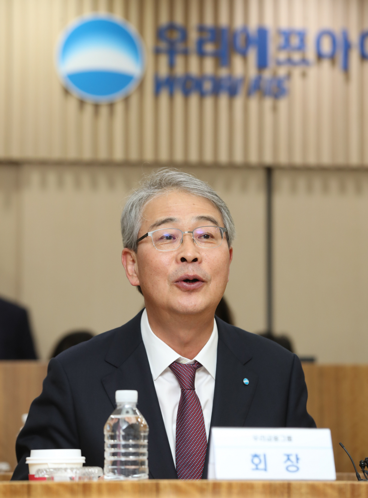 ▲임종룡 우리금융그룹 회장이 12일 오후 서울 마포구 우리금융 상암센터에서 열린 금융권 전산센터 화재 예방·대비를 위한 금감원·소방청 업무협약식에서 인사말을 하고 있다. (뉴시스)