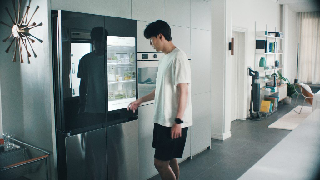 ▲삼성전자는 6일 세계적인 축구선수 손흥민이 참여해 개인 맞춤형 멀티 디바이스 경험을 제안하는 '손흥민 선수와 함께 하는 스마트싱스 라이프(Everyday SmartThings with Son) 가전편' 영상을 공개했다. (사진제공=삼성전자)