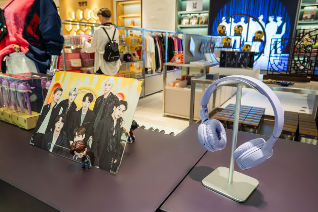 ▲신세계면세점은 4일부터 방탄소년단 공식 상품 판매스토어 ‘SPACE OF BTS’를 명동점에서 운영한다고 6일 밝혔다. (사진제공=신세계면세점)