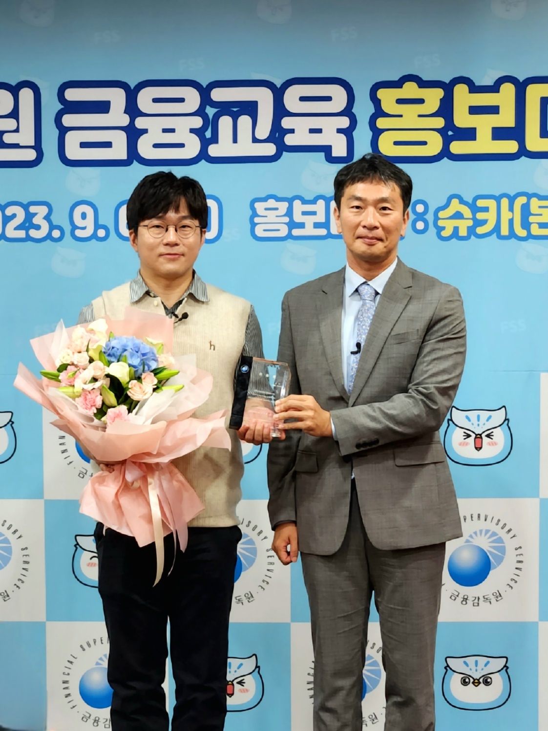 ▲6일 금융감독원에서 열린 ‘금융감독원 금융교육 홍보대사 위촉식’에서 슈카(왼쪽), 이복현 금감원장(오른쪽)이 기념사진을 찍고있다. 손희정 기자 sonhj1220@