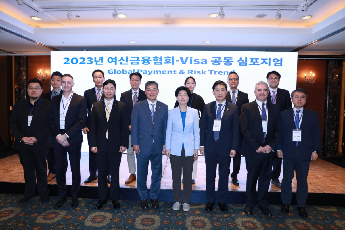 ▲여신금융협회와 비자(Visa)는 6일 서울 중구 소공동 롯데호텔에서 공동 심포지엄을 개최했다.  
사진은 뒷줄 왼쪽부터 문장현(Visa Korea 상무), 박완식(우리카드 대표이사), 김덕환(현대카드 대표이사), 김규연(금융보안원 수석), 박태준(여신금융연구소 실장), 윤종문(여신금융연구소 팀장) 앞쪽 왼쪽부터 Kaw Wee Lim(Visa Asia Pacific Head of Payment Fraud Disruption), Joe Cunningham(Visa Asia Pacific Regional Risk Officer), 이창권(KB국민카드 대표이사), 정완규(여신금융협회장), 백혜련(국회 정무위원장), 김주현(금융위원장), Patrick Storey(Visa Korea 사장), 김대환(삼성카드 대표이사) (사진제공=여신금융협회)
