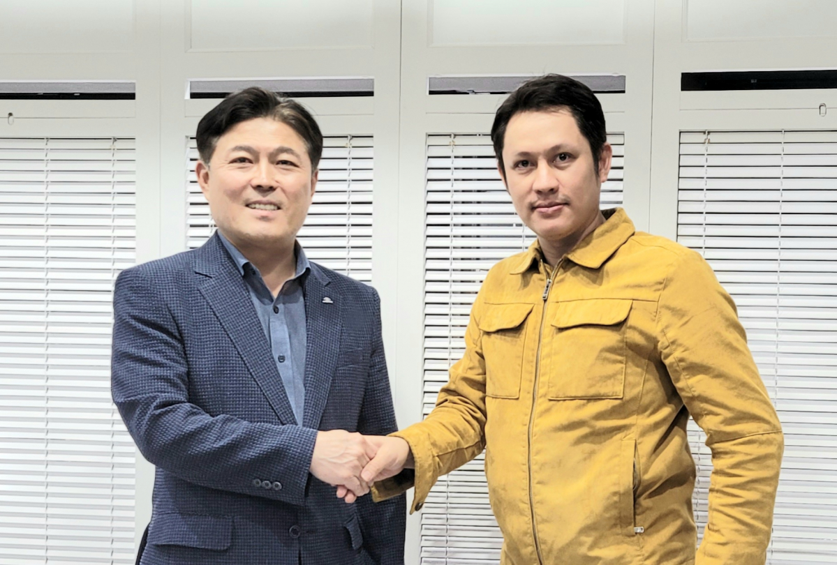 ▲김영재 한국식품클러스터진흥원 이사장(왼쪽)과 피터 와이스 캐피탈트러스트그룹(CTG) 최고운영책임자가 지난달 31일 외국인 투자유치와 입주기업의 해외 홍보 지원을 위한 업무협약을 체결하고 있다.  (사진제공=한국식품산업클러스터진흥원)