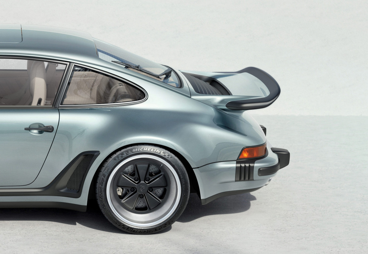 ▲자동차의 리어 스포일러는 항공기 날개와 같은 원리다. 다만 항공기는 날개 끝에서 양력을 만들고, 이 날개를 거꾸로 장착한 자동차 스포일러는 날개 끝에서 다운 포스, 즉 차를 노면으로 짓누르는 힘을 만든다.  (출처=미디어포르쉐)