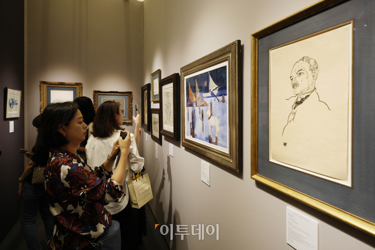 ▲6일 오후 서울 강남구 코엑스에서 열린 프리즈 서울 2023(FRIEZE SEOUL)에서 관람객들이 전시 작품을 관람하고 있다. 조현호 기자 hyunho@