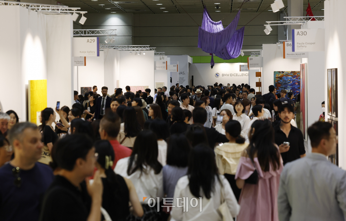 ▲6일 오후 서울 강남구 코엑스에서 열린 프리즈 서울 2023(FRIEZE SEOUL)에서 관람객들이 전시 작품을 관람하고 있다. 조현호 기자 hyunho@