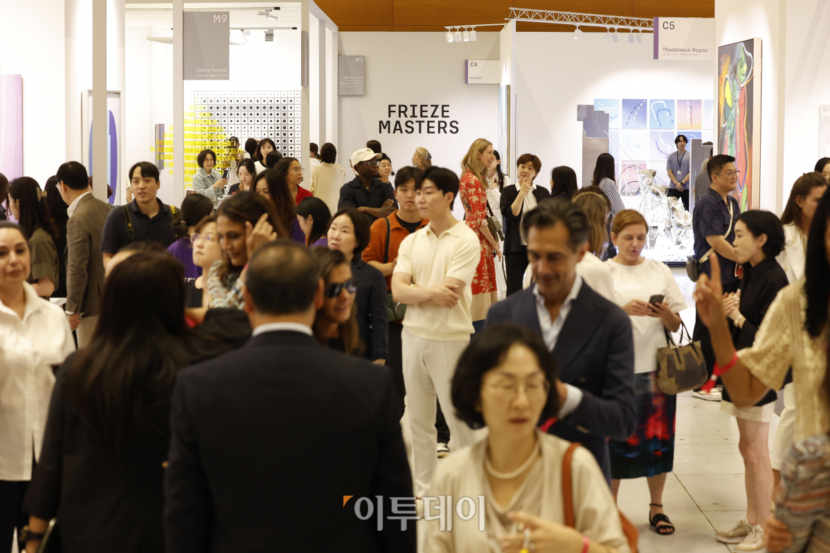 ▲6일 오후 서울 강남구 코엑스에서 열린 프리즈 서울 2023(FRIEZE SEOUL)에서 관람객들이 전시 작품을 관람하고 있다. 조현호 기자 hyunho@