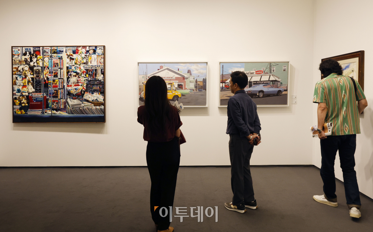 ▲6일 오후 서울 강남구 코엑스에서 열린 프리즈 서울 2023(FRIEZE SEOUL)에서 관람객들이 전시 작품을 관람하고 있다. 조현호 기자 hyunho@