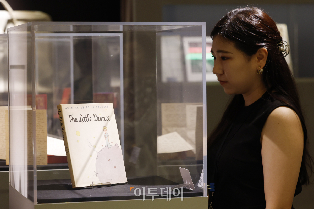 ▲6일 오후 서울 강남구 코엑스에서 열린 프리즈 서울 2023(FRIEZE SEOUL)에서 관람객들이 전시 작품을 관람하고 있다. 조현호 기자 hyunho@