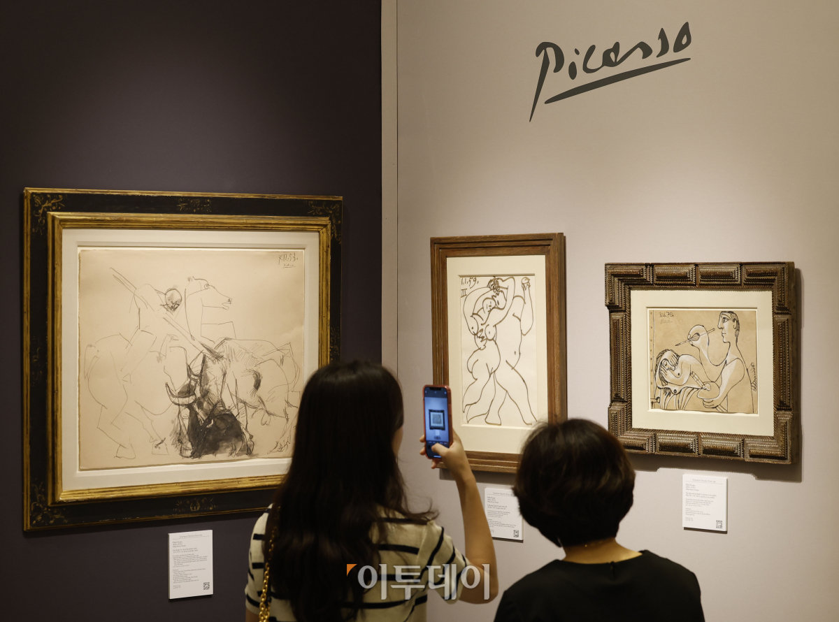 ▲6일 오후 서울 강남구 코엑스에서 열린 프리즈 서울 2023(FRIEZE SEOUL)에서 관람객들이 전시 작품을 관람하고 있다. 조현호 기자 hyunho@