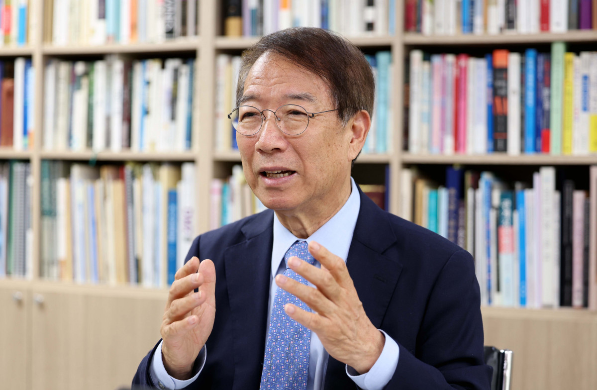 ▲정운찬 동반성장연구소 이사장이 4일 서울 관악구 동반성장연구소에서 이투데이와 인터뷰를 갖고 있다. ((신태현 기자 holjjak@))