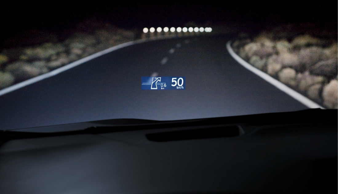 ▲1980년대 냉전 시대 속에서 미국과 소련은 막대한 군비 경쟁에 나섰고, 당시 기준으로 3세대 전투기가 속속 등장했다. 이 무렵 조종사가 공중전에 집중할 수 있도록 속도와 고도 등 다양한 비행정보를 전투기 앞유리에 투영시켰다. 이 기술은 오늘날 자동차의 '헤드-업 디스플레이'로 거듭났다. 