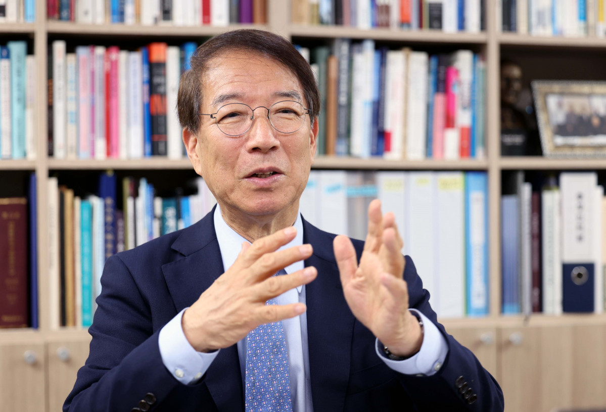 ▲정운찬 동반성장연구소 이사장이 4일 서울 관악구 동반성장연구소에서 이투데이와 인터뷰를 갖고 있다. ((신태현 기자 holjjak@))