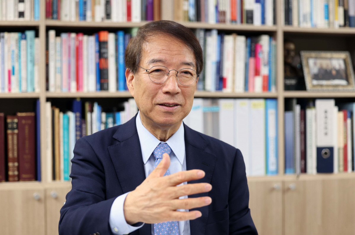 ▲정운찬 동반성장연구소 이사장이 4일 서울 관악구 동반성장연구소에서 이투데이와 인터뷰를 갖고 있다. ((신태현 기자 holjjak@))