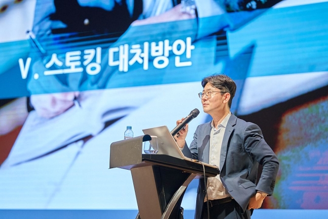 ▲백광현 법무법인 바른 변호사가 4일 전남 신안 라마다프라자호텔에서 진행된 '아는 만큼 보이는 법' 강연을 진행하고 있다. (법무법인 바른)