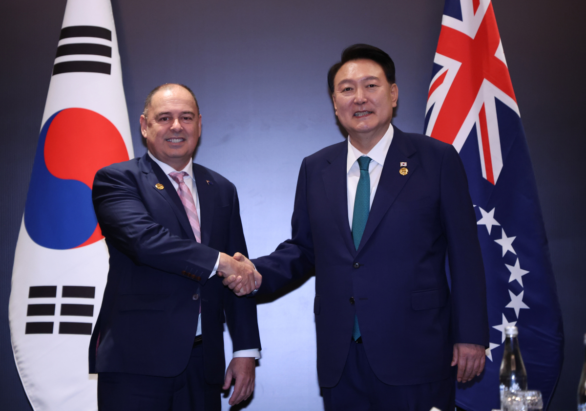 ▲인도네시아를 방문 중인 윤석열 대통령이 6일(현지시간) 자카르타 시내 한 호텔에서 열린 한·쿡제도 정상회담에서 마크 브라운 총리와 기념촬영을 하고 있다. (연합뉴스)