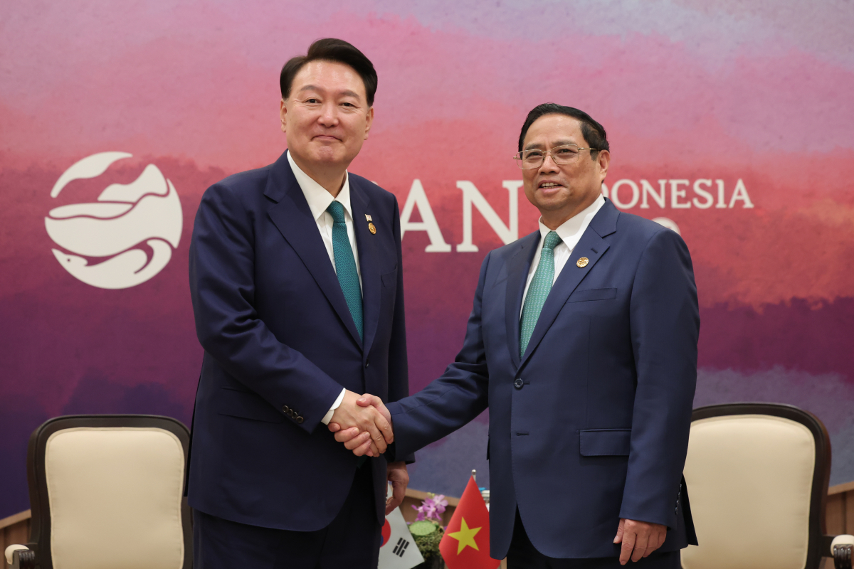 ▲윤석열 대통령이 6일(현지시간) 인도네시아 자카르타 컨벤션 센터(JCC)에서 열린 한·베트남 약식회담에서 팜 민 찐 총리와 기념촬영을 하고 있다. (연합뉴스)