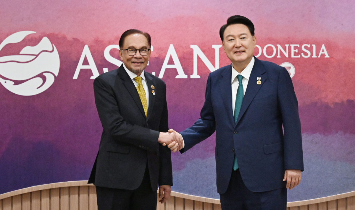▲윤석열 대통령이 6일(현지시간) 인도네시아 자카르타 컨벤션 센터(JCC)에서 열린 한·말레이시아 정상회담에서 안와르 이브라힘 총리와 기념 촬영을 하고 있다. (연합뉴스)