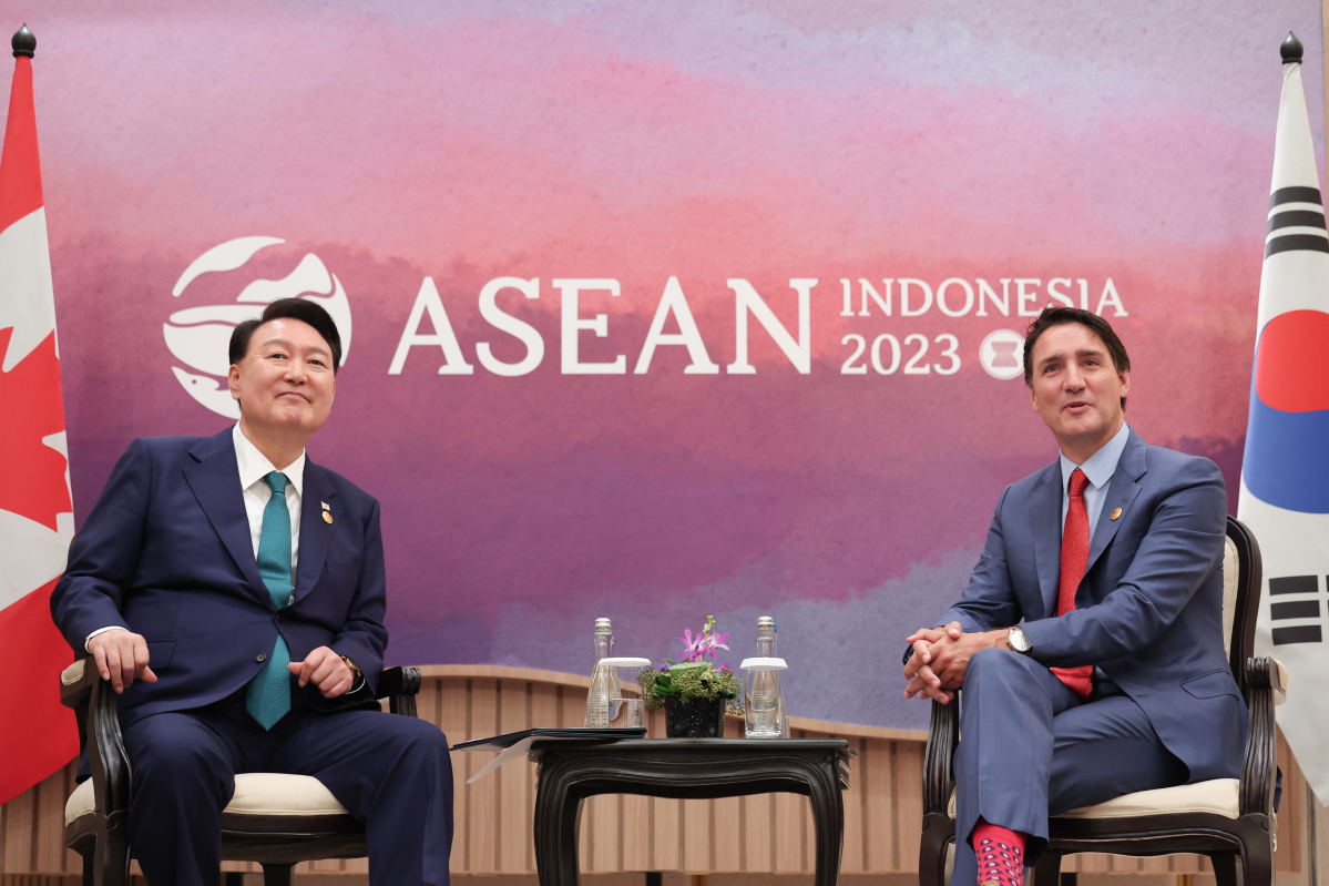 ▲윤석열 대통령이 6일(현지시간) 인도네시아 자카르타 컨벤션 센터(JCC)에서 쥐스탱 트뤼도 총리와 한·캐나다 정상회담을 하고 있다. (연합뉴스)