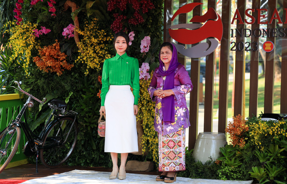 ▲아세안 정상회의 배우자 프로그램에 참가한 김건희 여사가 6일(현지시간) 자카르타 따만 미니 민속공원에서 인도네시아 이리아나 여사와 기념 촬영을 하고 있다.  (연합뉴스)